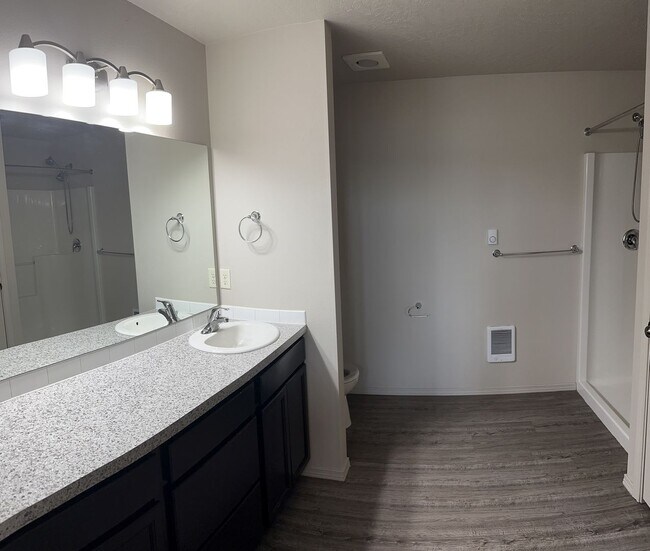 Building Photo - Stunning 4 Bedroom 2.5 Bath Duplex town ho...