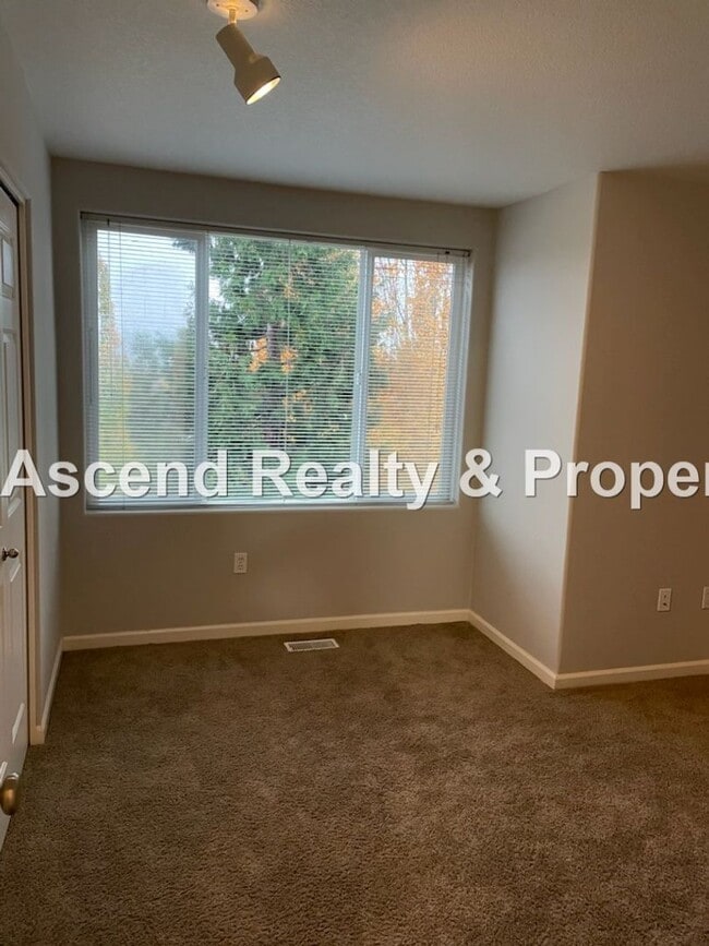 Building Photo - Sexton Crest Townhome Open Floor Plan Gas Fireplace 2 Car Tandem Attached Garage Available Mid March