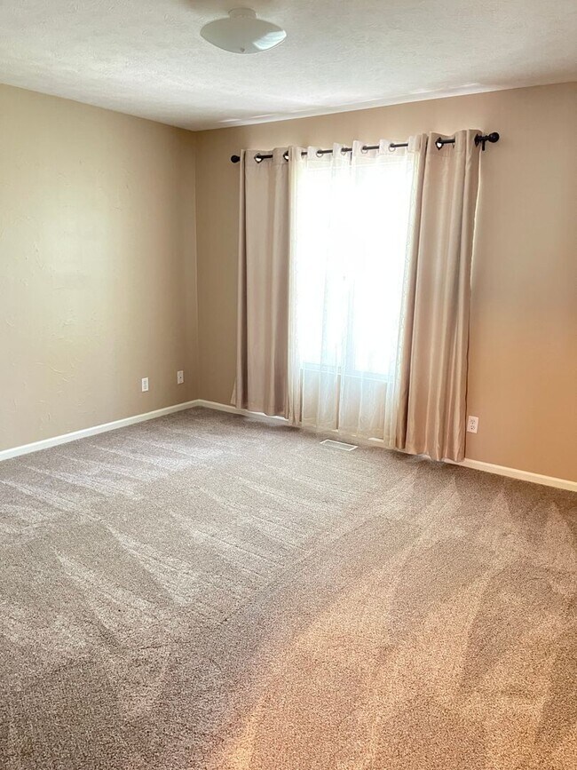 Building Photo - Move-in special. Beautiful 4 bed 2.5 bath 3000+sq ft