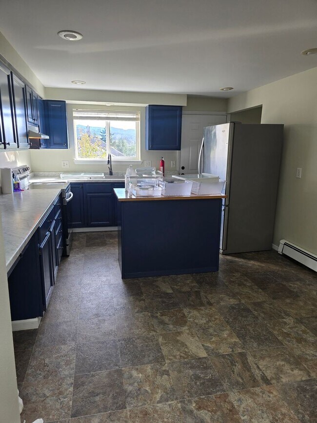 Building Photo - Amazing 3 bed with option for 4th bedroom ...