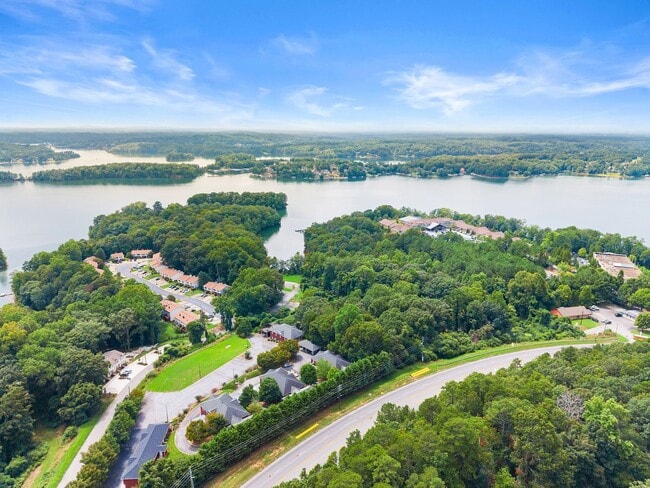 Building Photo - Charming, Step-Less 2 bedroom home with Private Patio Near Lake Lanier