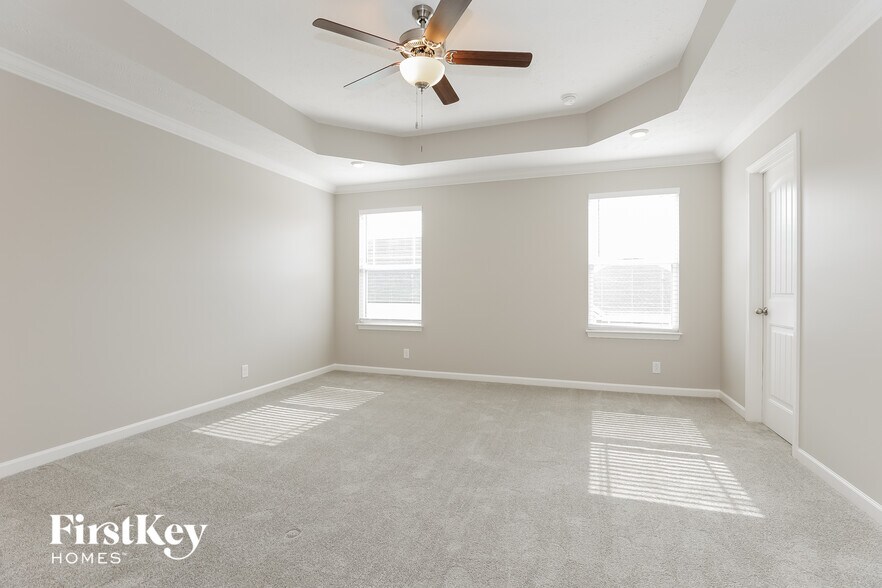 Building Photo - 2230 Oak Dr