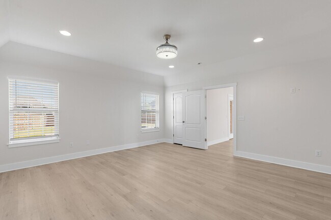 Building Photo - 1735 Woodridge Dr