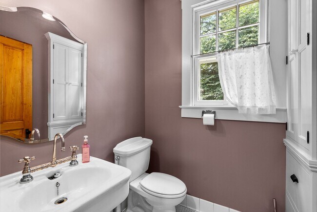 Building Photo - 4 Bed 3.5 bath - Kensington Victorian - Mo...