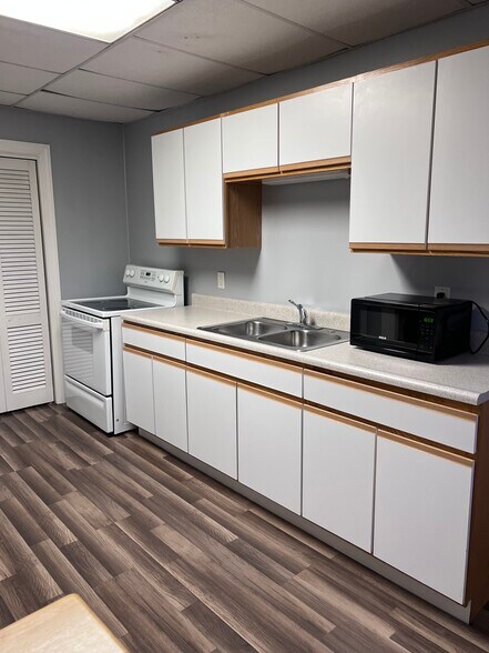 Building Photo - 331 Main St