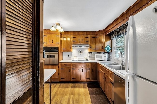 Building Photo - 40 English St