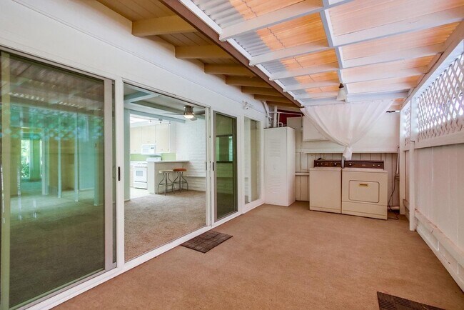 Building Photo - Large and bright condo in the Grossmont Vi...