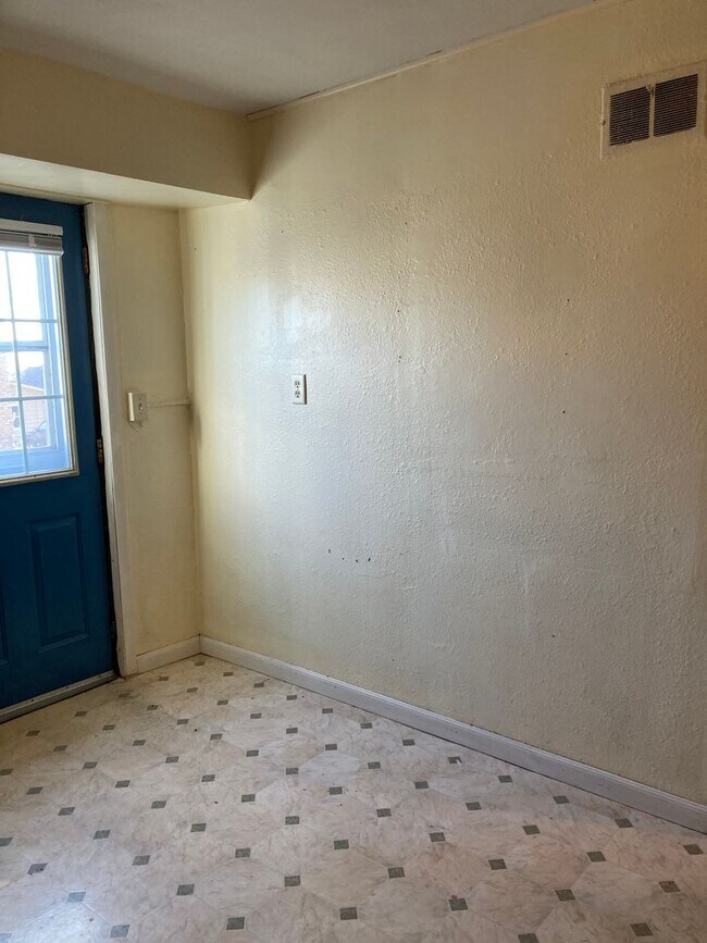 Building Photo - Three Bedroom Single-Family Home Close To ...