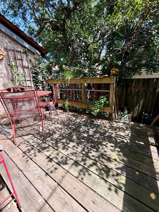 Building Photo - Stunning 4-Bedroom Home Nestled in Spruce Hill! Available in Mid-August!