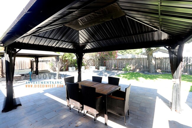 Building Photo - Your Ideal Modern Retreat with Enclosed Yard