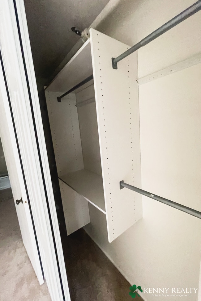 Building Photo - Top Floor One Bedroom - Easy Access to Garage Parking + Great Amenities