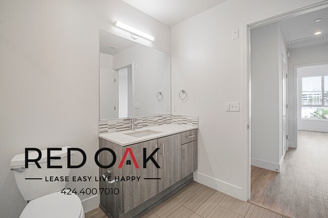 Building Photo - 1331 W 7th St