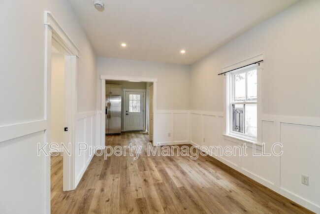 Building Photo - 1025 W 38th St