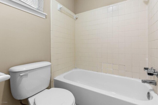 Building Photo - 625 Oxford Hall Dr SW