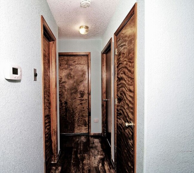 Building Photo - 2 Bed 1 Bath Apartment in Well Maintained Neighborhood!
