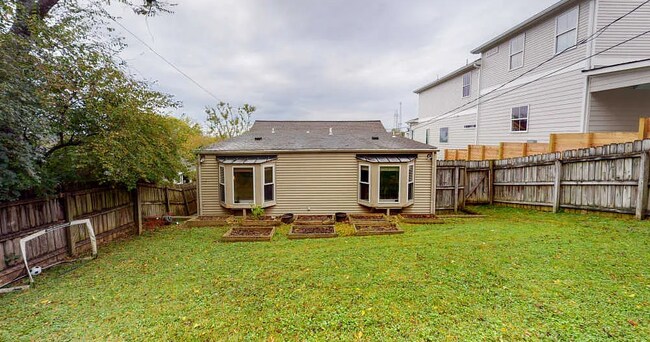 Building Photo - Available early Jan! 3bd/2bth w/fenced yard