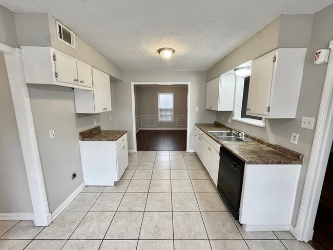 Building Photo - 2664 Richwood St