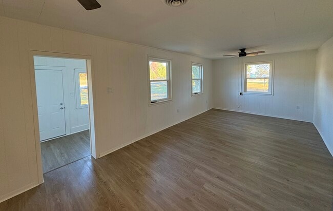 Building Photo - 889 W Main St