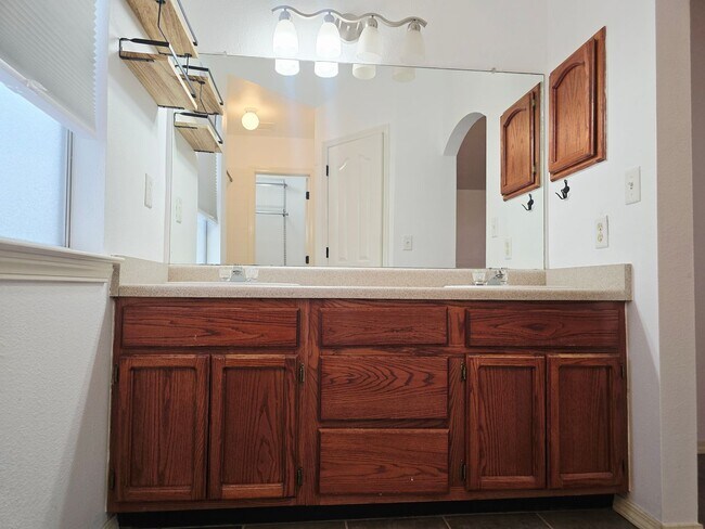 Building Photo - Charming 3 bedroom, 2.5 bath home in West ...