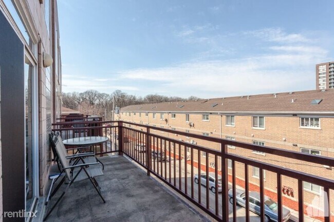 Building Photo - 8735 W Catherine Ave