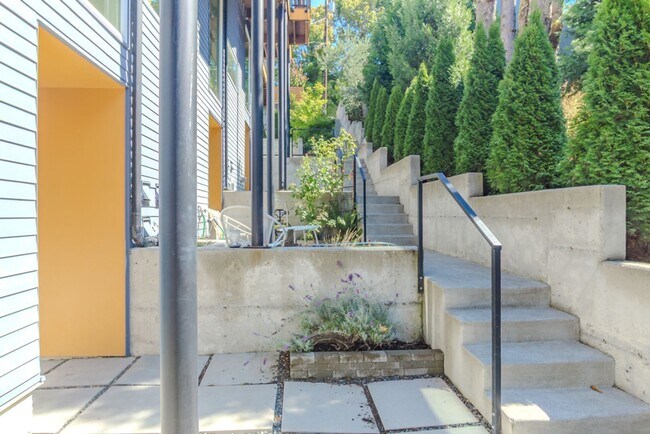 Building Photo - 2513 13th Ave S