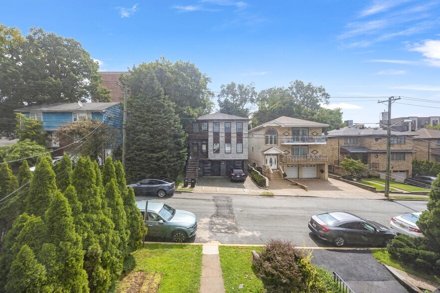 Building Photo - 335 10th St
