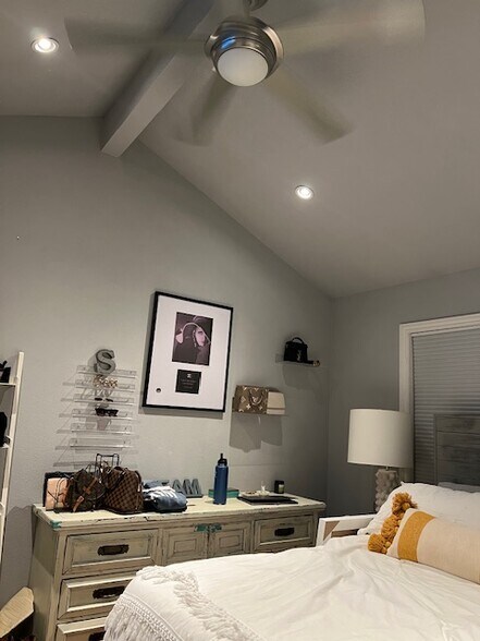 upstairs bedroom - 3847 Vineyard Ave