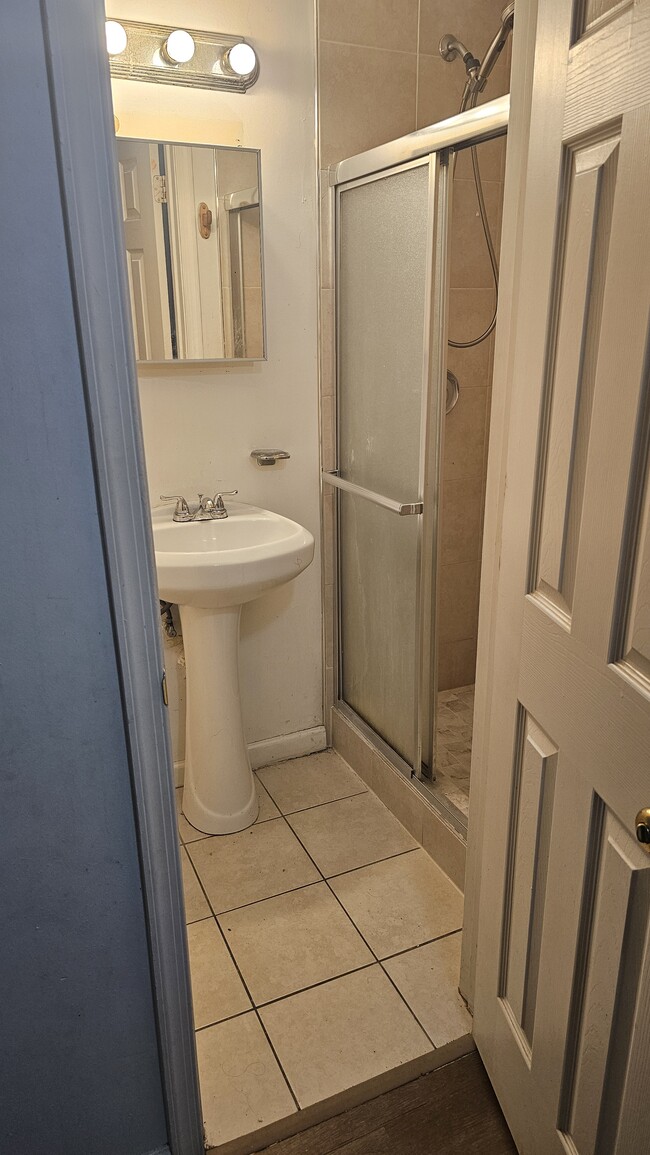 Building Photo - 909 Porter Ct NE