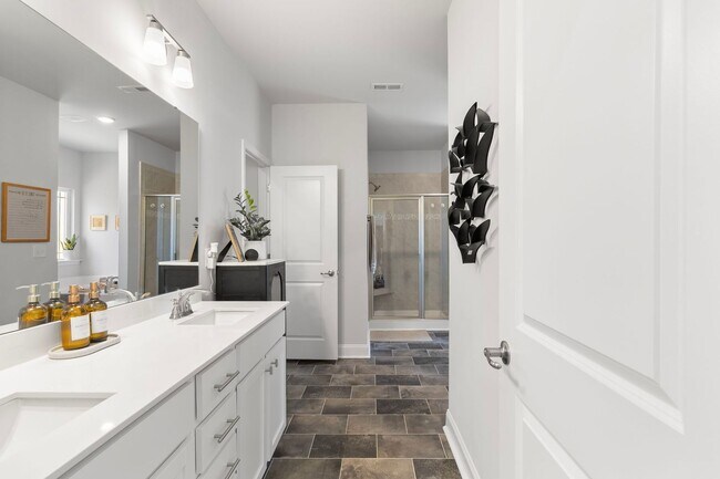 Building Photo - Beautiful 3 Bedroom 2 Bath Ranch