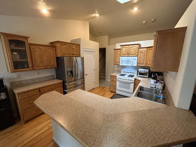 Building Photo - ONE LEVEL Beautiful 4 BR 2 Bath Home 2100 SF / Open and spacious home a MUST see!