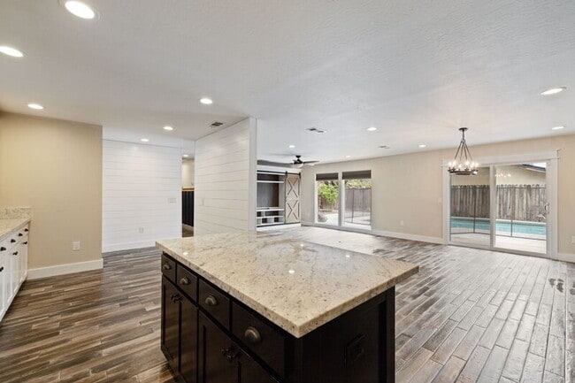 Building Photo - 1212 S Demaree St