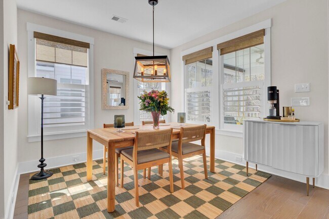 Building Photo - Impressive 4 bedroom home + office with el...