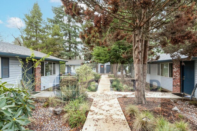 Building Photo - Two Bedroom Apartment Available - Private Yard Space - $500 MOVE IN SPECIAL!