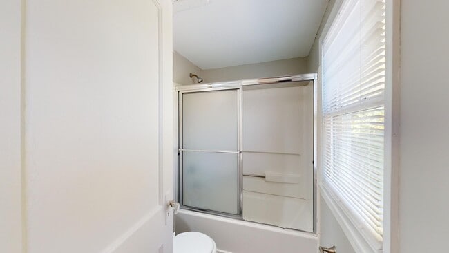 Building Photo - AVAILABLE AUGUST 1st! Spacious 4 Bedroom House Near Campus!