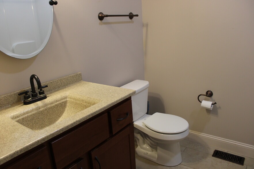 Hall Bath with Tub/Shower - 11745 Juniper Ct