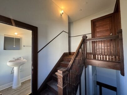 Building Photo - "Charming 4-Bed Upper Level Retreat with Hardwood Elegance in (Powderhorn) Minneapolis!"