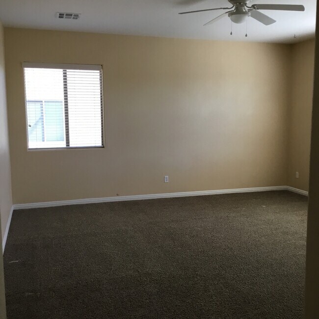 Building Photo - Northwest 4 Bedroom Beauty!!