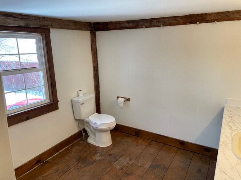 Building Photo - 300 NH-25