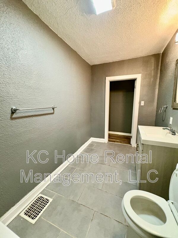 Building Photo - 6103 Walrond Ave