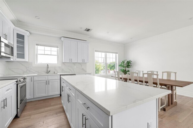 Building Photo - 22 Sagamore Hill Dr