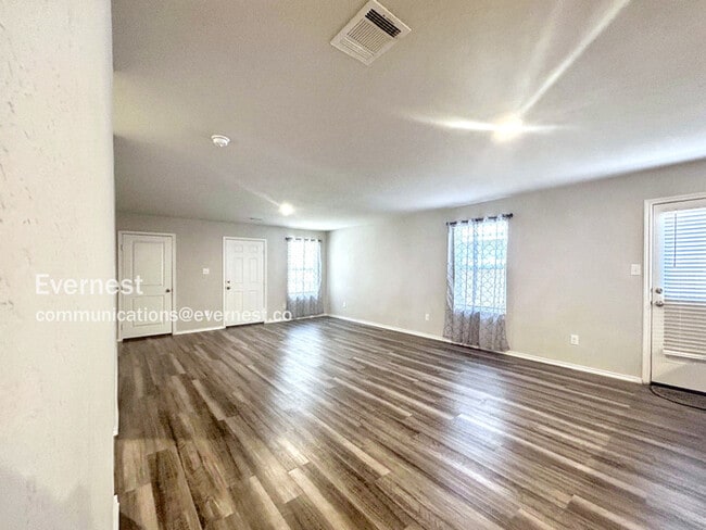 Building Photo - 118 Elizondo Way