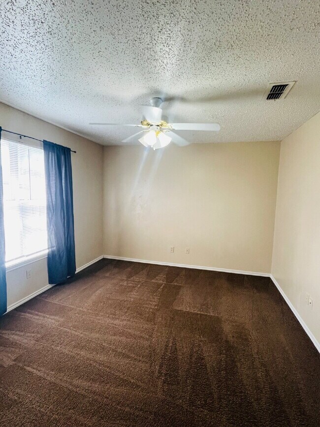 Building Photo - 2 Bedroom Duplex