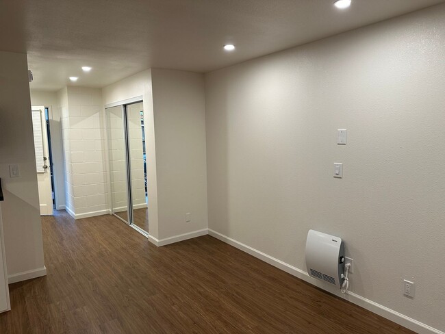 Building Photo - Beautifully updated studio apartment in a ...