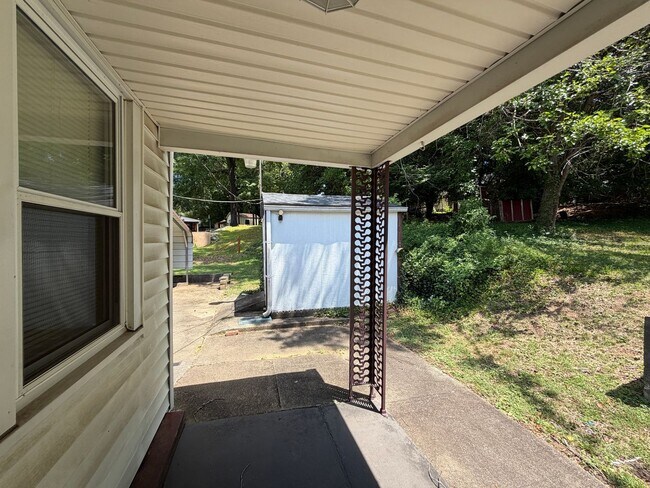 Building Photo - 2 Bed 1 Bath Home