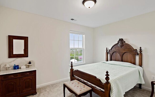 Building Photo - Beautifully maintained SFH in convenient F...