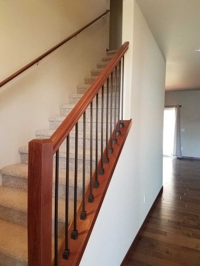 Building Photo - Coming for late month, move in in October!...