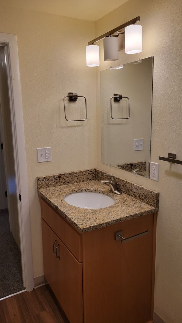 Building Photo - Beautiful 3 bed 2 bath in Springfield with...