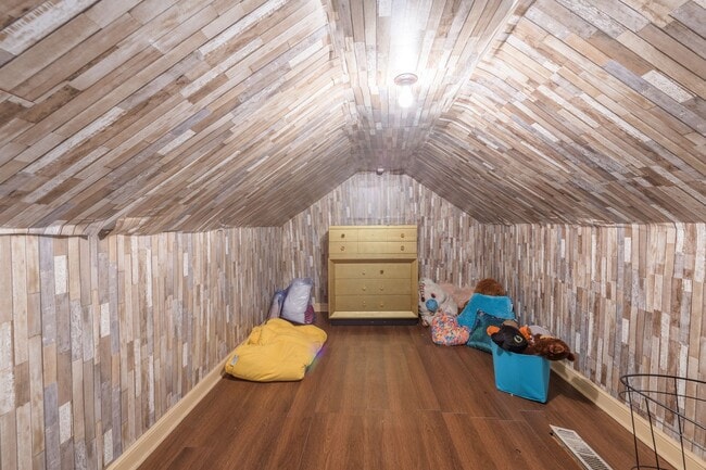 Building Photo - Lovely 3 Bedroom Home in Minneapolis