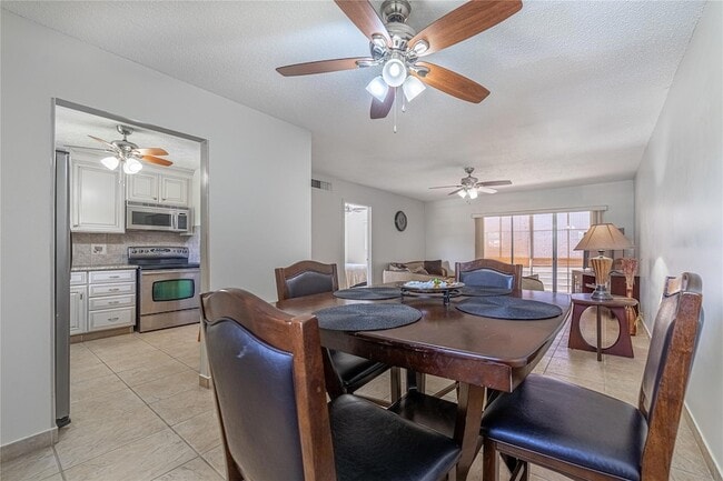 Building Photo - 701 Lori Dr