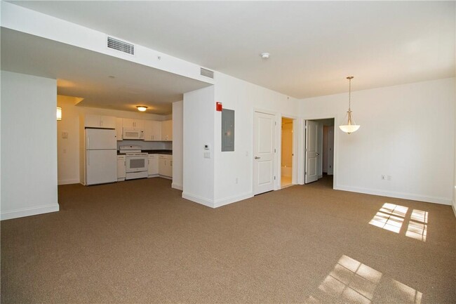 Building Photo - 10 Byron Pl